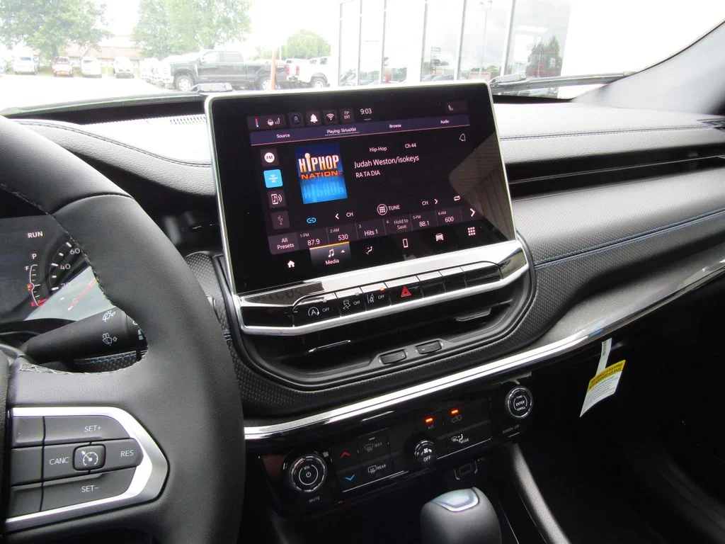 New 2026 Diamond Black Crystal Pearlcoat Jeep Latitude image 25