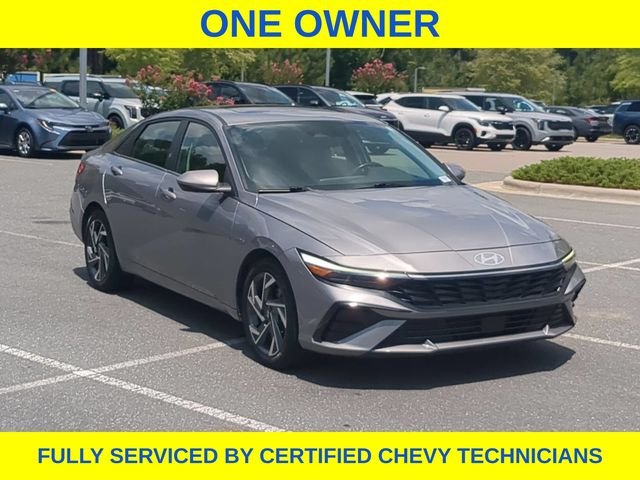 Used 2025 Silver Hyundai SEL Convenience image 3