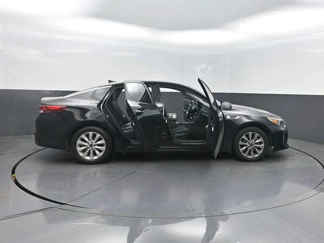 Used 2018 Black Kia S image 35