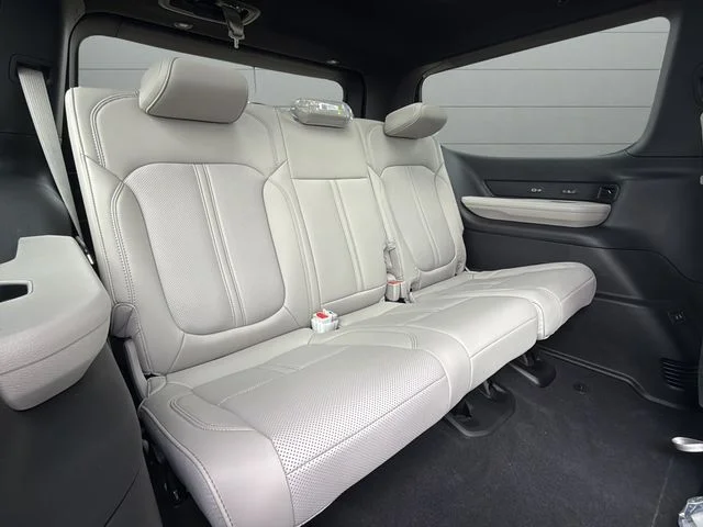 New 2026 Bright White Clear-Coat Exterior Paint Jeep Limited Reserve image 11