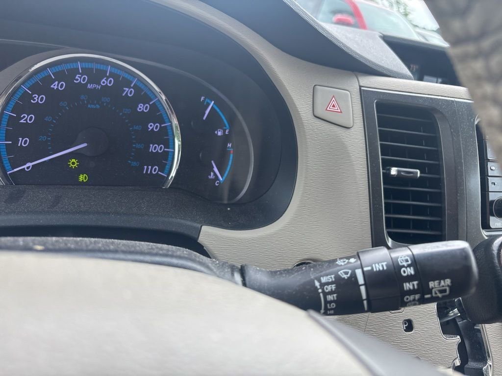Used 2013 Black Toyota XLE image 32