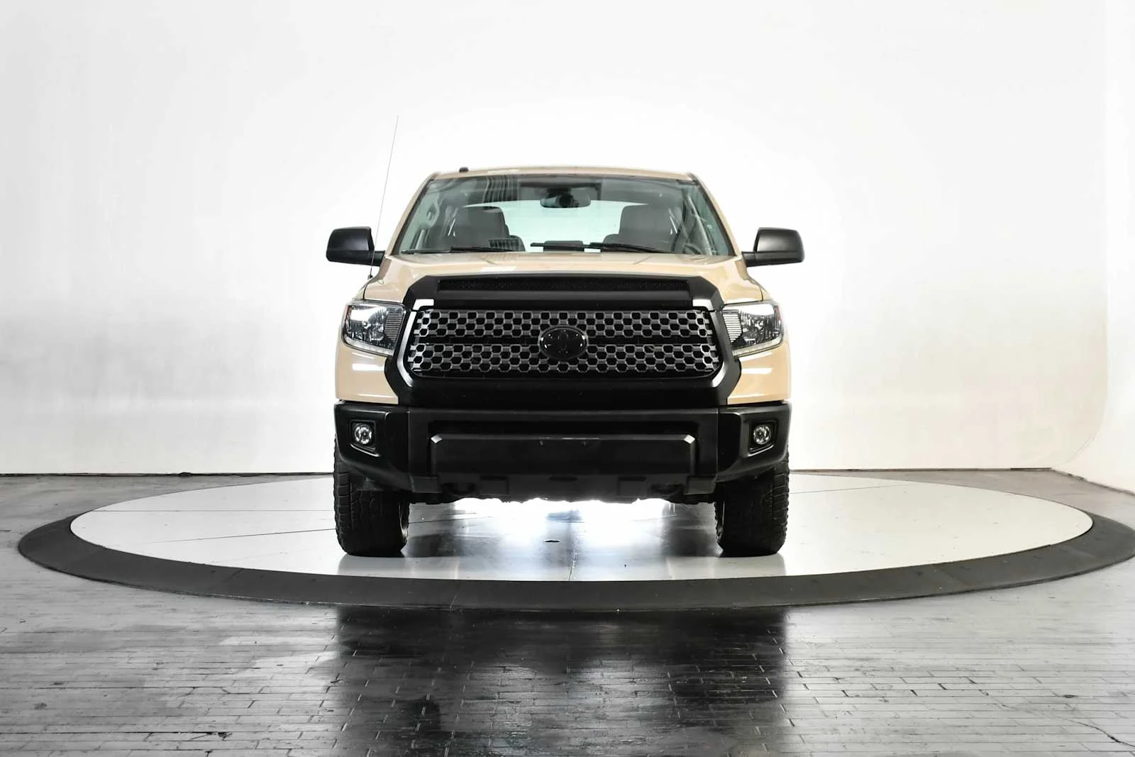 Used 2018 Quicksand Toyota SR5 image 9