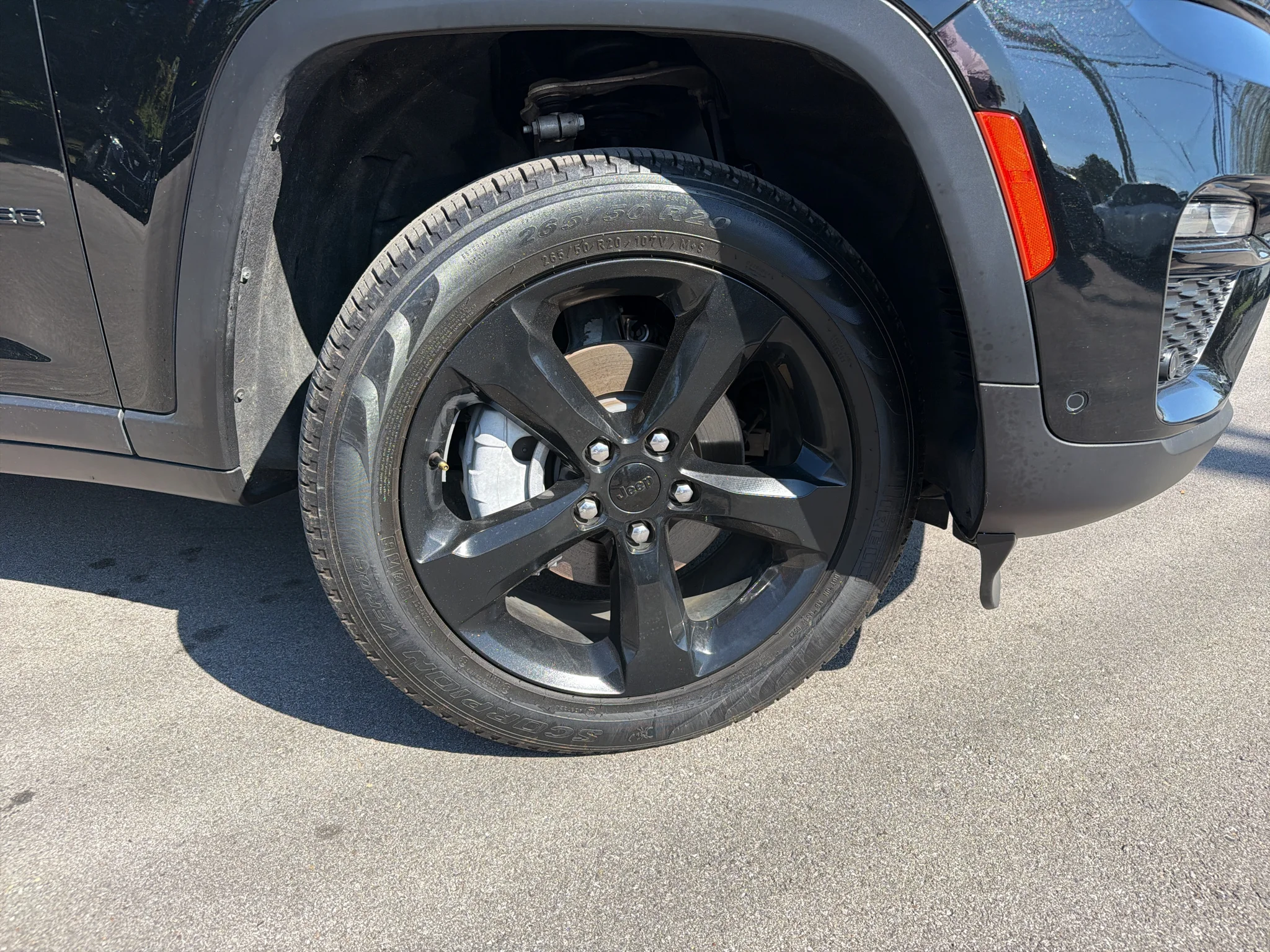 Used 2023 Diamond Black Crystal Pearlcoat Jeep Limited image 2