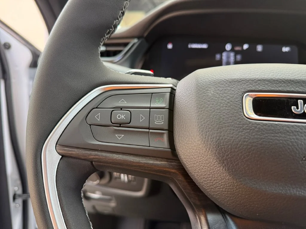 New 2027 White/off-white Jeep Laredo Altitude image 23