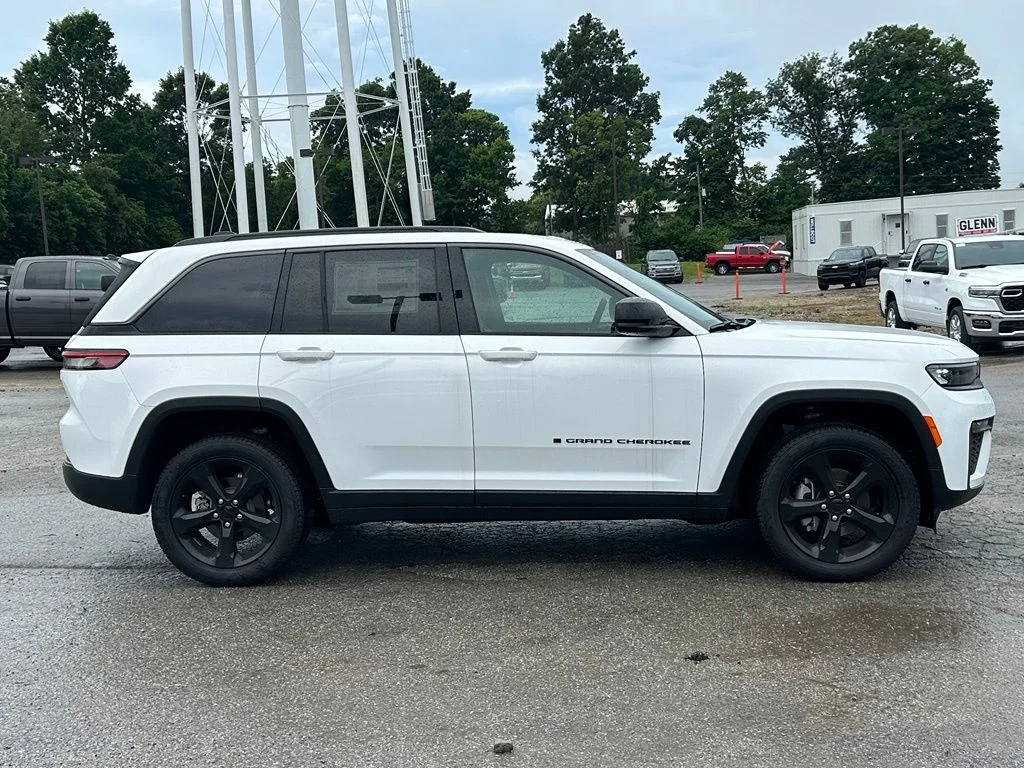 New 2026 Bright White Clear-Coat Exterior Paint Jeep Limited image 5