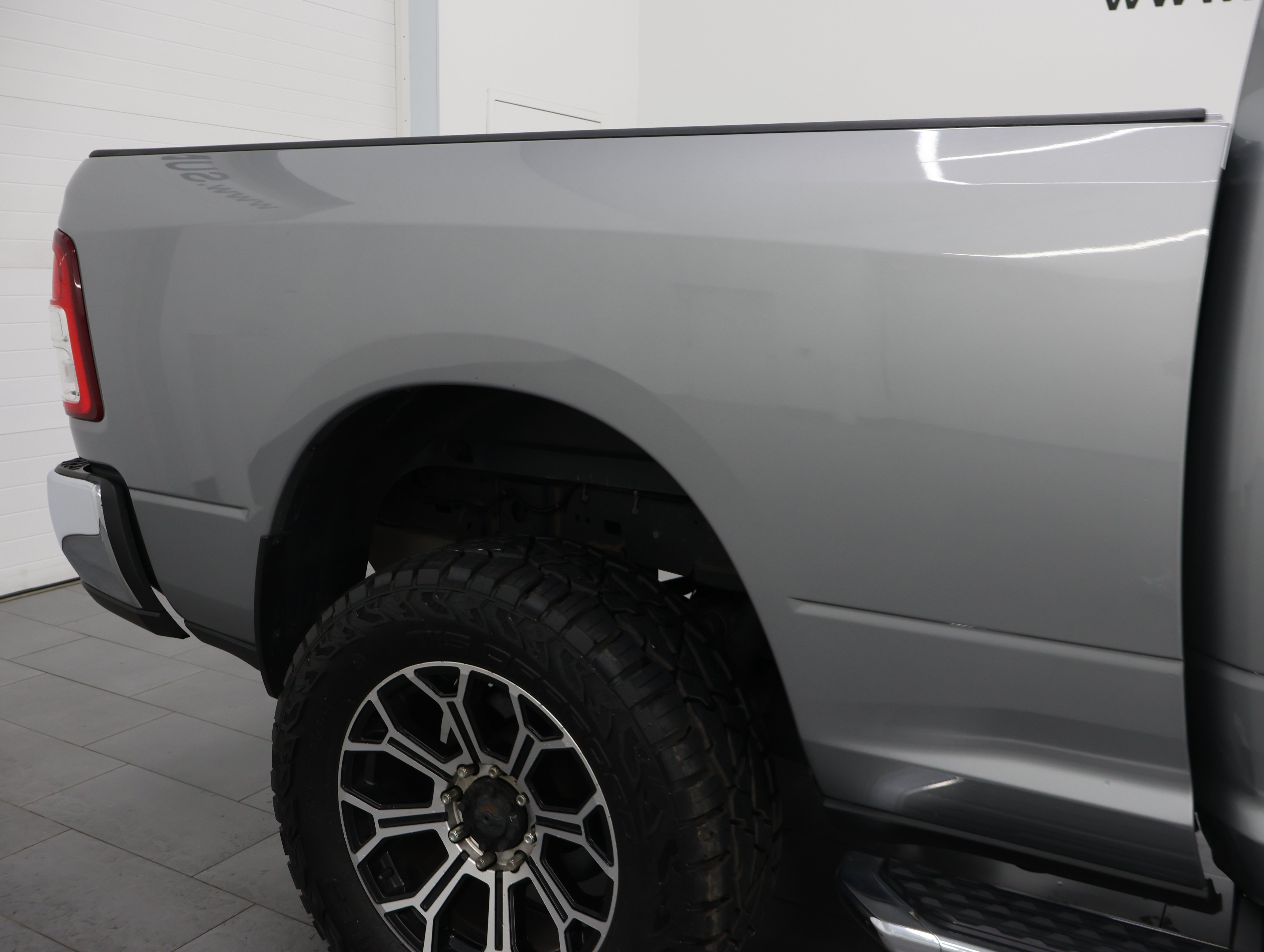 Used 2022 Billet Silver Metallic Clearcoat Ram 4x4 Crew Cab Tradesman: CREW-SHORT-TRADESMAN LVL 2-6.4L V8 HEMI-4WD-20 WHEELS image 26