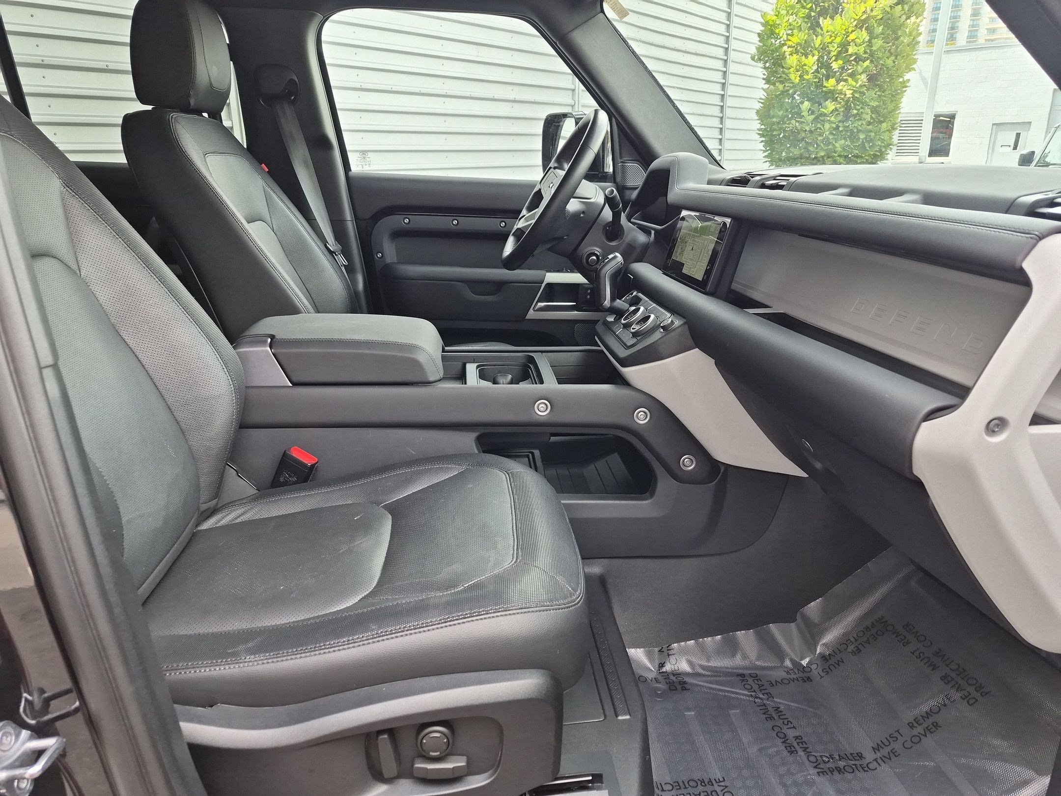 Used 2024 Black Land Rover X-Dynamic SE image 28