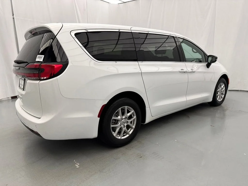 Used 2025 White Chrysler Select image 14