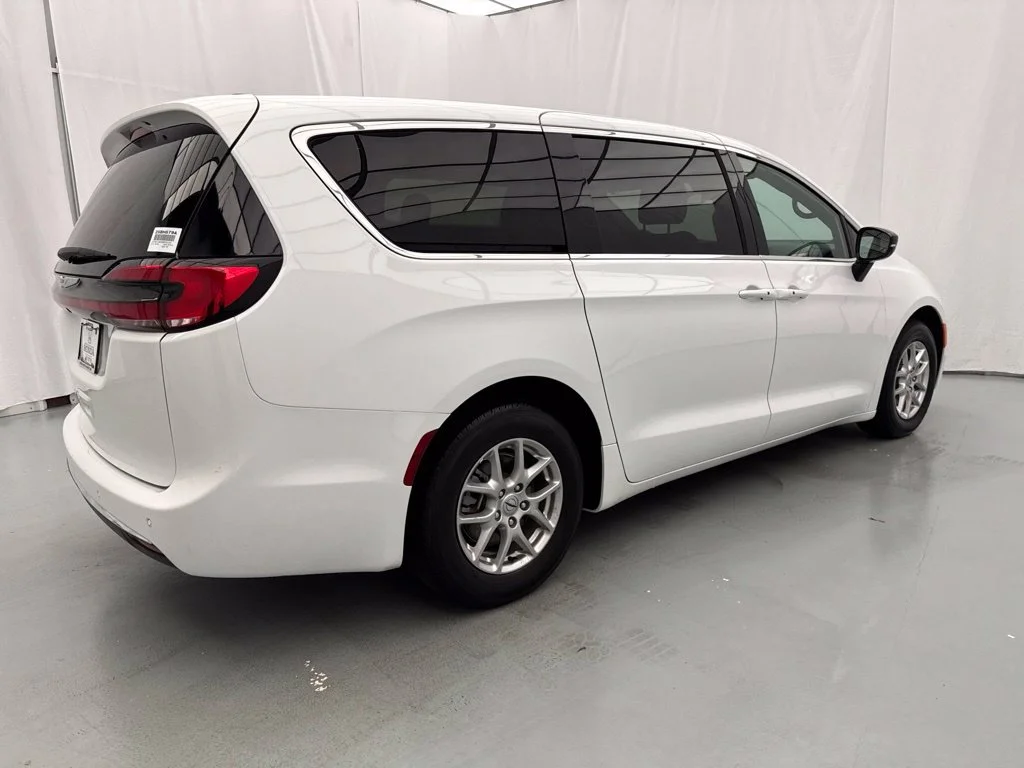 Used 2025 White Chrysler Select image 14