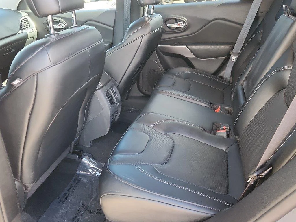 Used 2022 Sting-Gray Clearcoat Jeep Latitude Lux image 11