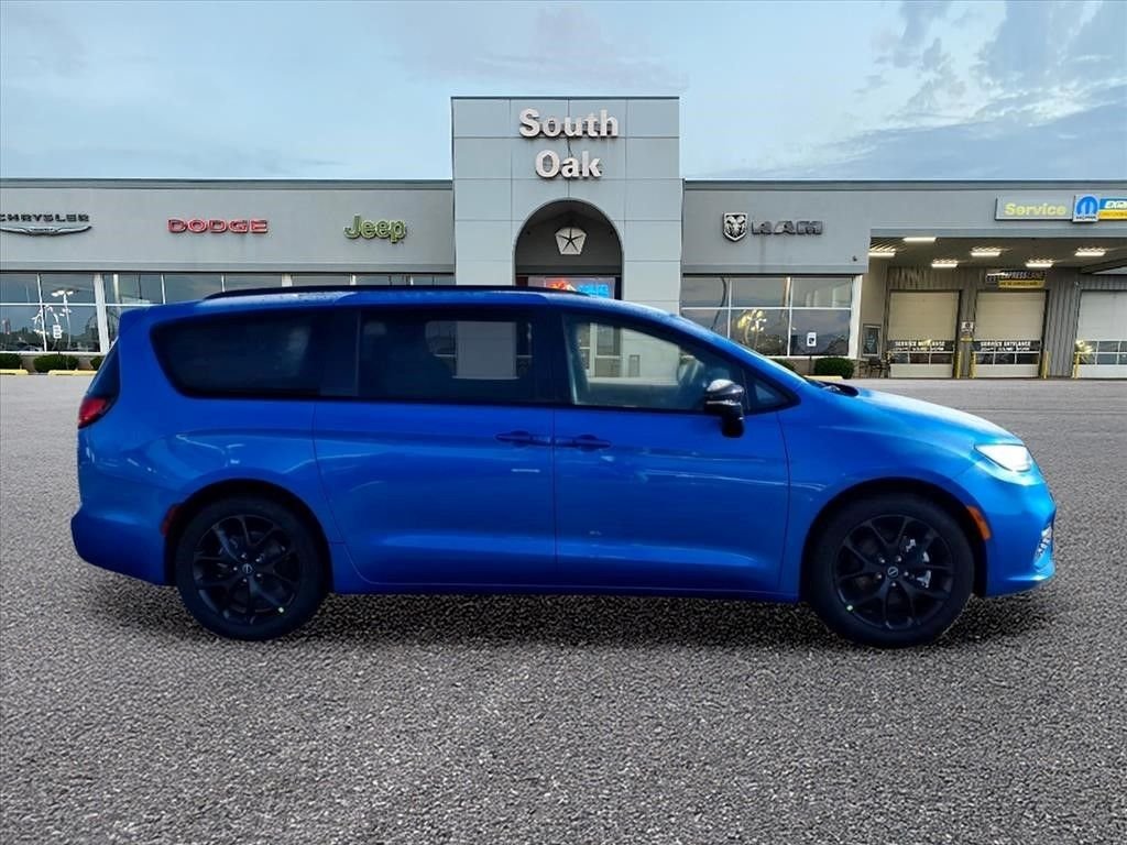 New 2026 Hydro Blue Pearl-Coat Exterior Paint Chrysler Select image 2