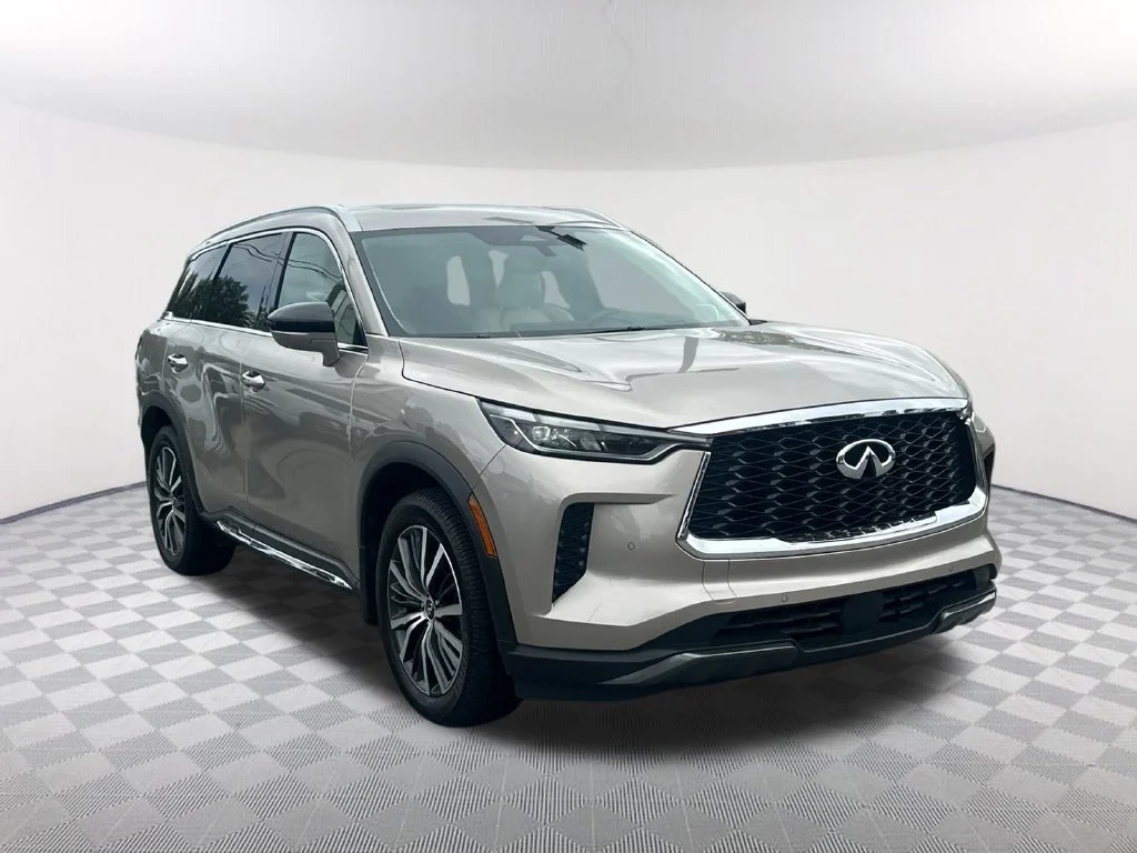 Used 2023 Silver INFINITI Sensory image 3