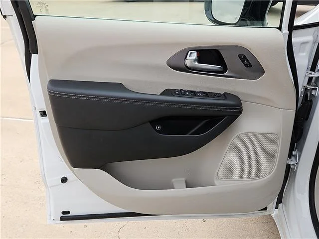 Used 2024 White Chrysler Select Front-Wheel Drive Passenger image 13