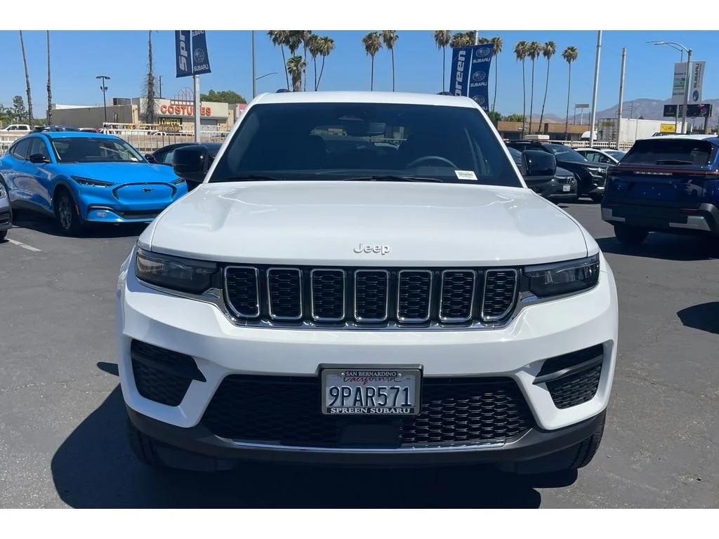 Used 2024 BRIGHT WHITE CLEARCOAT Jeep Laredo image 9