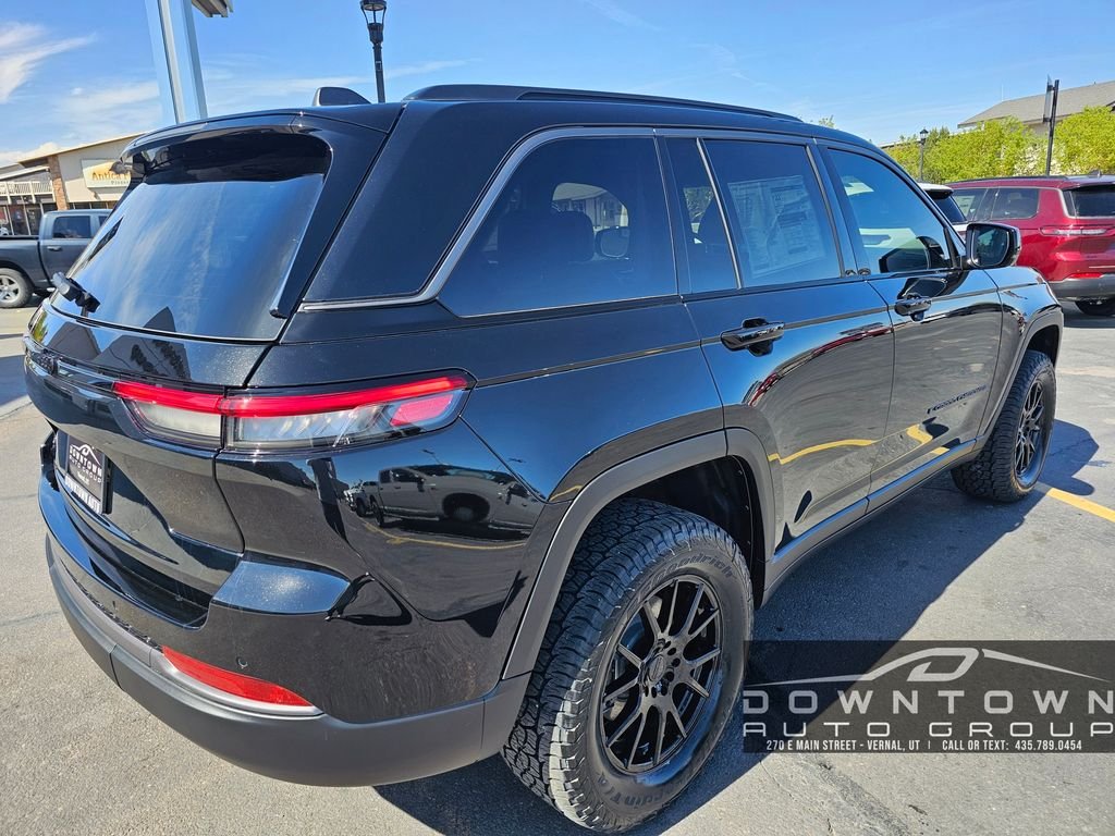 New 2026 Diamond Black Crystal Pearlcoat Jeep Altitude image 3