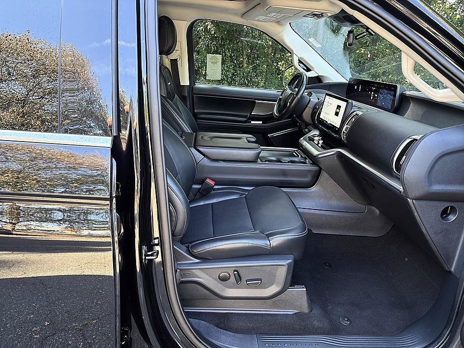 Used 2025 Agate Black Metallic Ford Platinum image 21