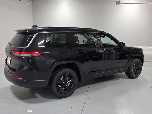 New 2026 Diamond Black Crystal Pearl-Coat Exterior Paint Jeep Limited image 14