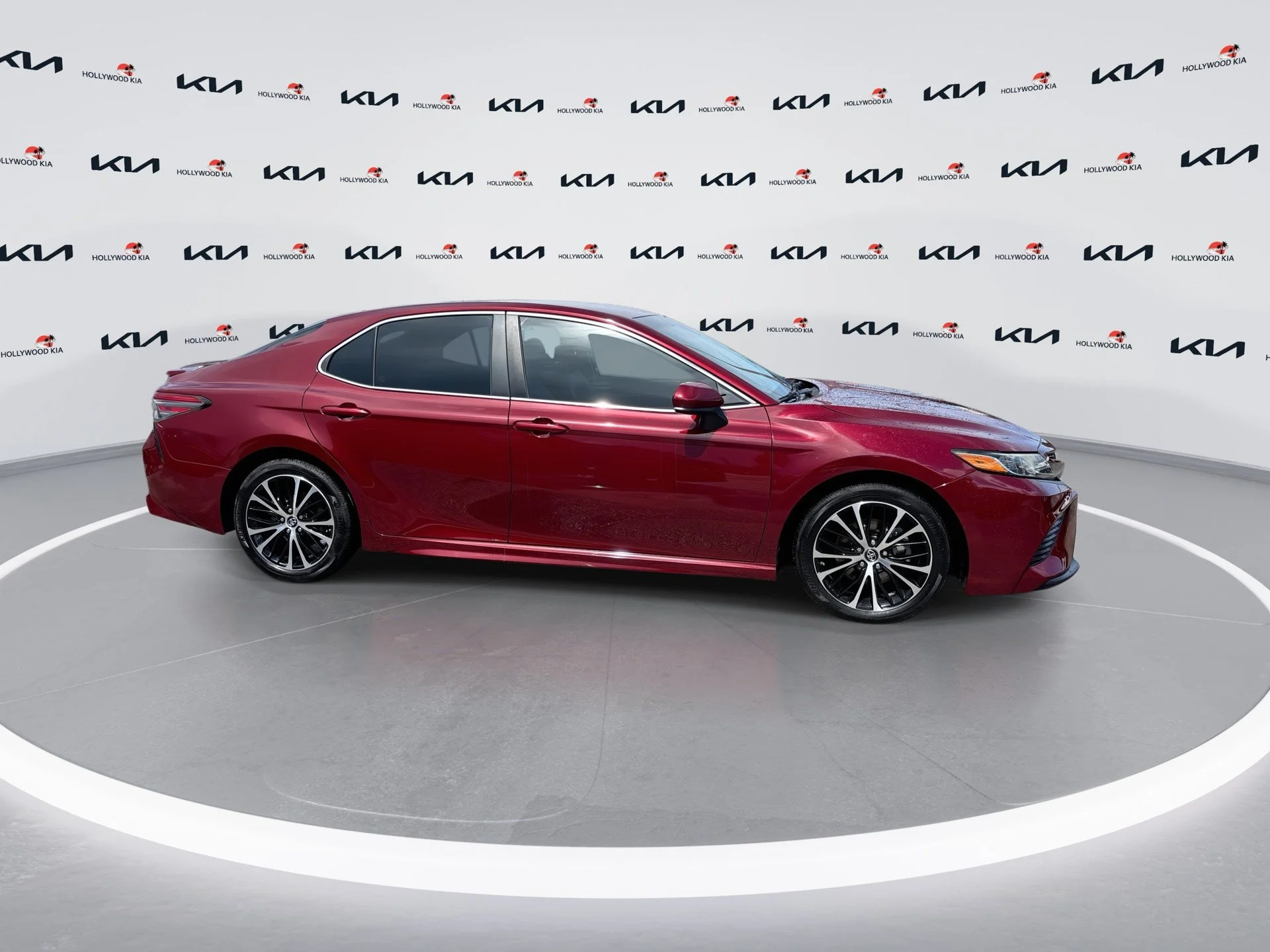 Used 2018 Pearl Toyota SE image 9