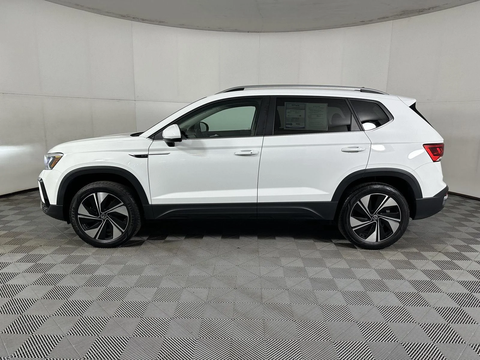 Used 2023 Pure White Volkswagen SE image 3