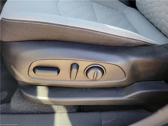 Used 2020  Chevrolet LT w/1LT Front-wheel Drive image 13