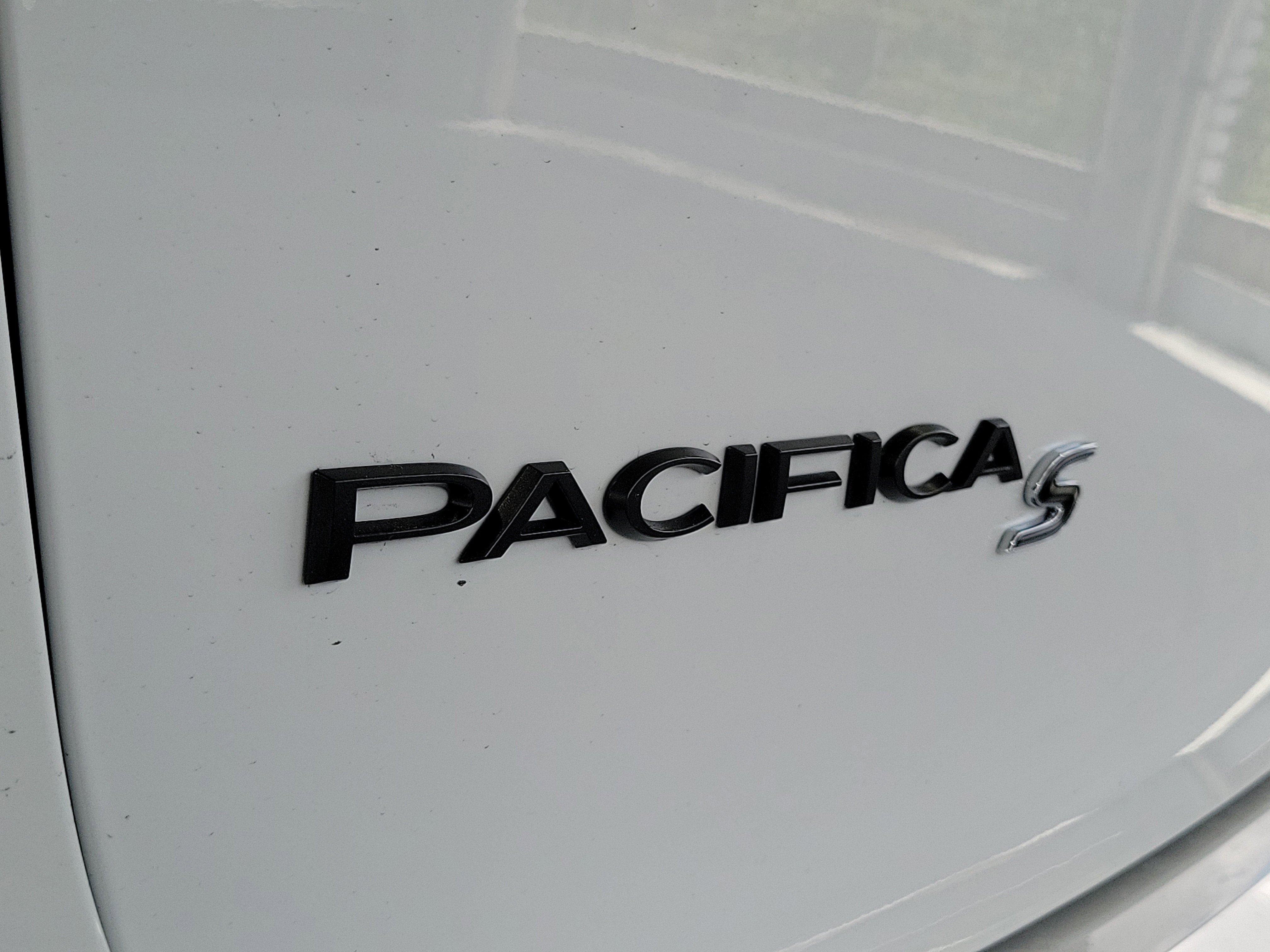 New 2026 Bright White Clear-Coat Exterior Paint Chrysler Limited image 5