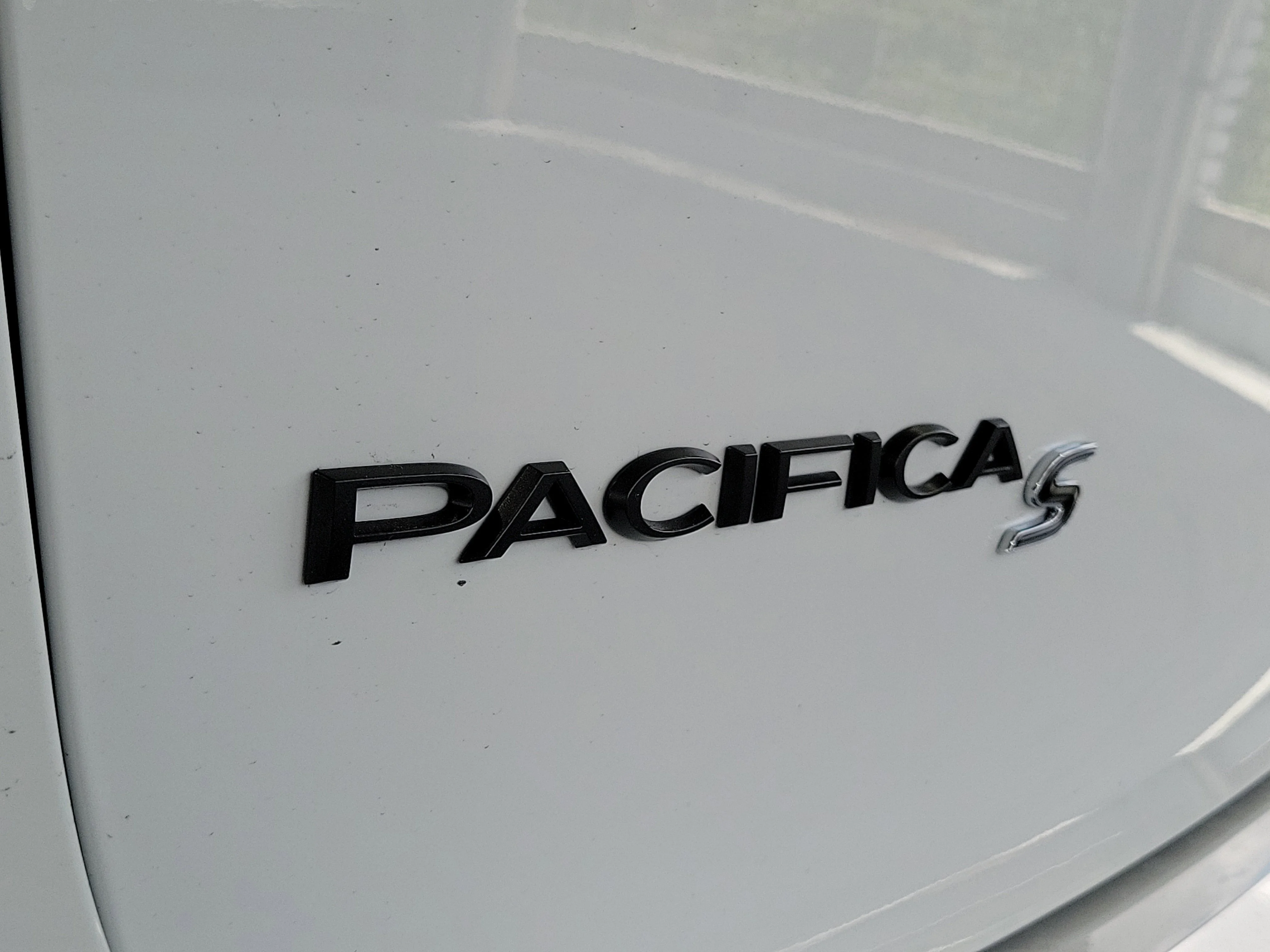 New 2026 Bright White Clear-Coat Exterior Paint Chrysler Limited image 5