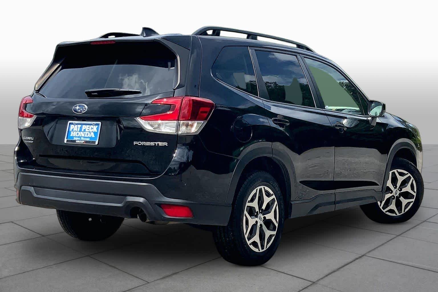 Used 2023 Crystal Black Silica Subaru Premium image 13