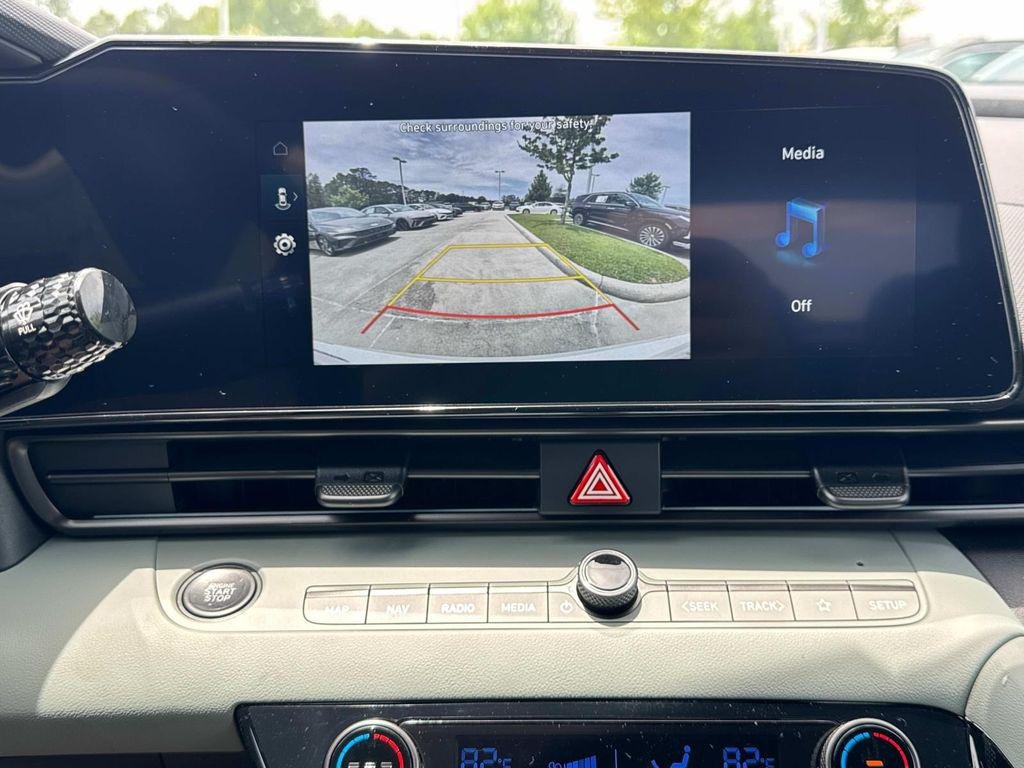 2025 Hyundai Elantra Limited - Photo 12