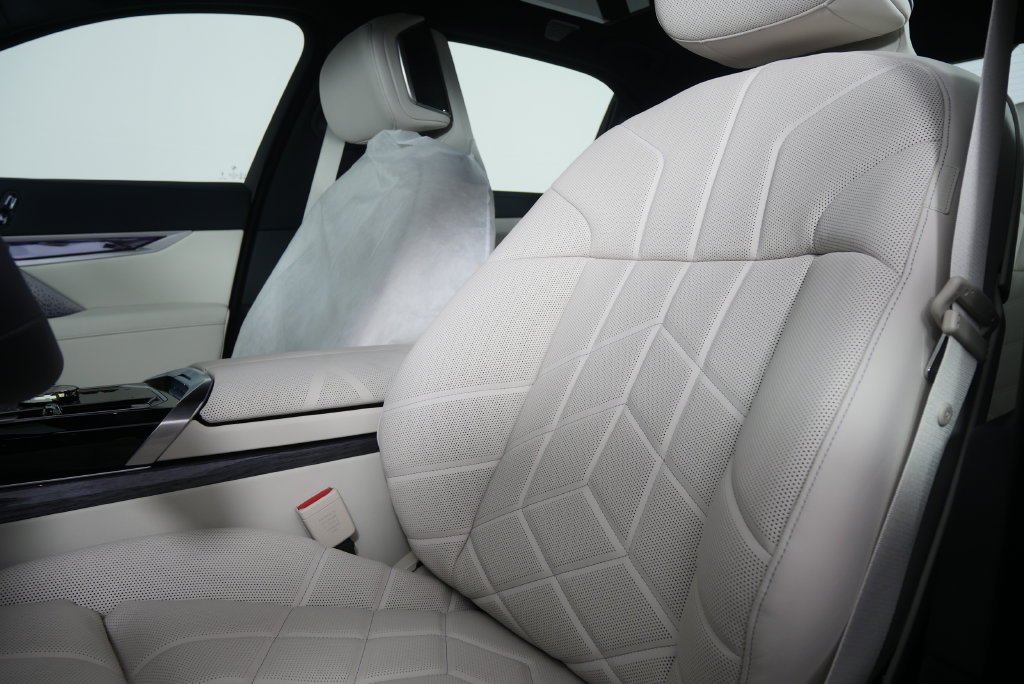 2026 BMW 7 Series 750e - Photo 11