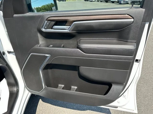 Used 2022 White Chevrolet LT image 9