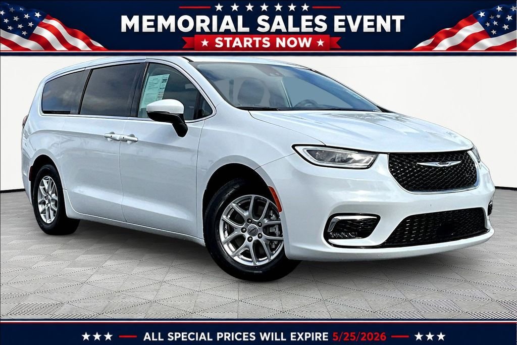 2023 Chrysler Pacifica Touring L's photo