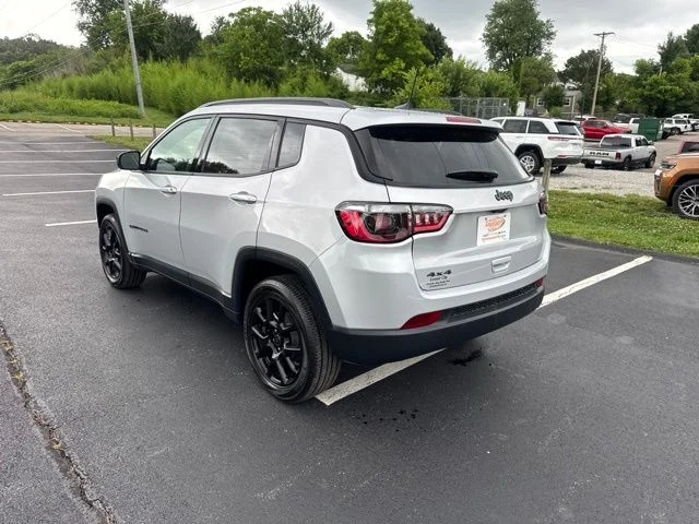 New 2026 Silver Zynith Metallic Clearcoat Jeep Latitude image 5
