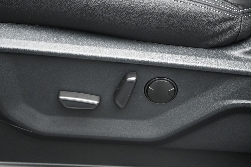 New 2026 Agate Black Metallic Ford XLT image 9