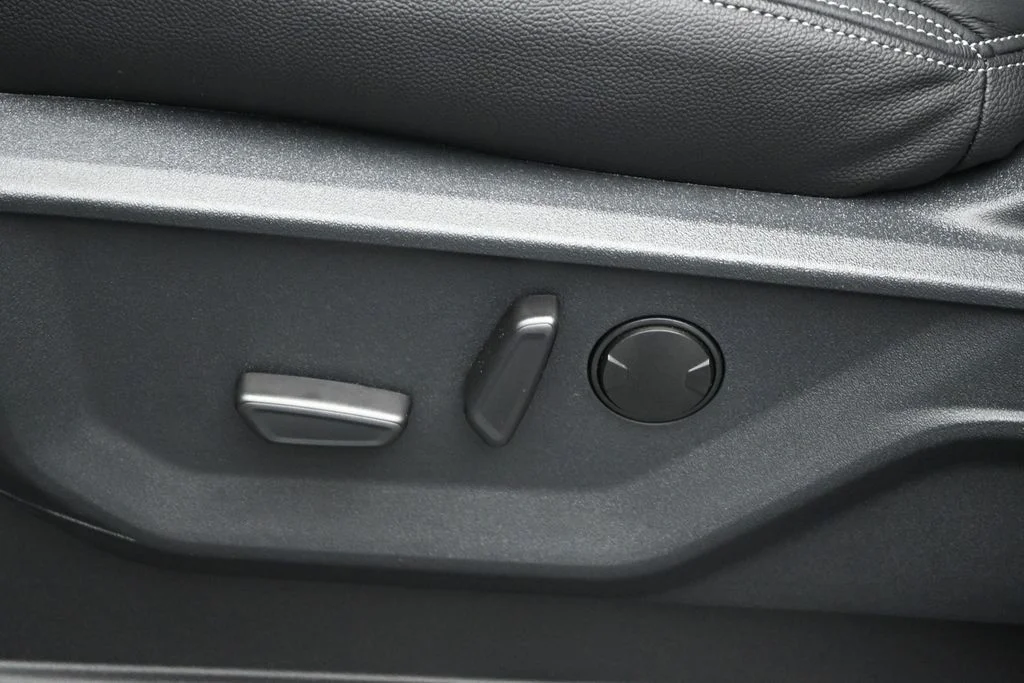 New 2026 Agate Black Metallic Ford XLT image 9