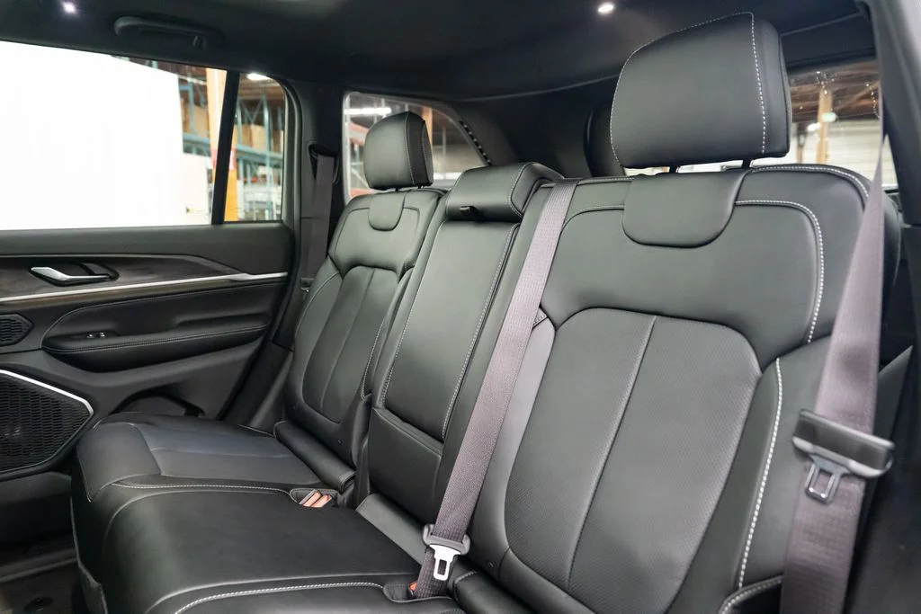 New 2026 Bright White Clear-Coat Exterior Paint Jeep Limited Reserve image 28