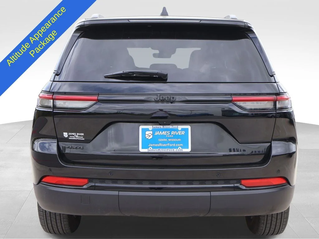 Used 2025 Black Jeep Altitude image 4