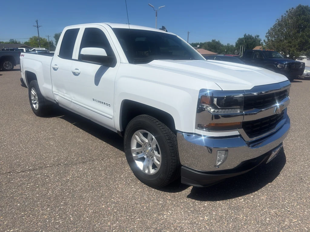 Used 2018 SUMMIT WHITE Chevrolet LT image 4