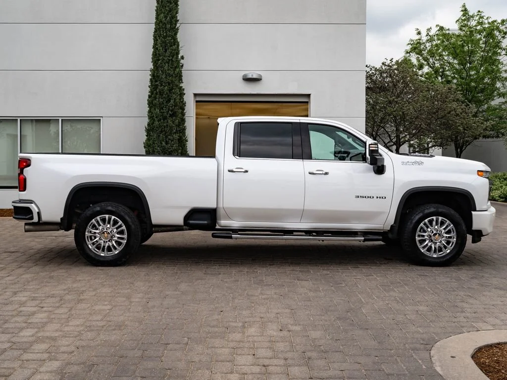 Used 2022 Iridescent Pearl Tricoat Chevrolet High Country image 11