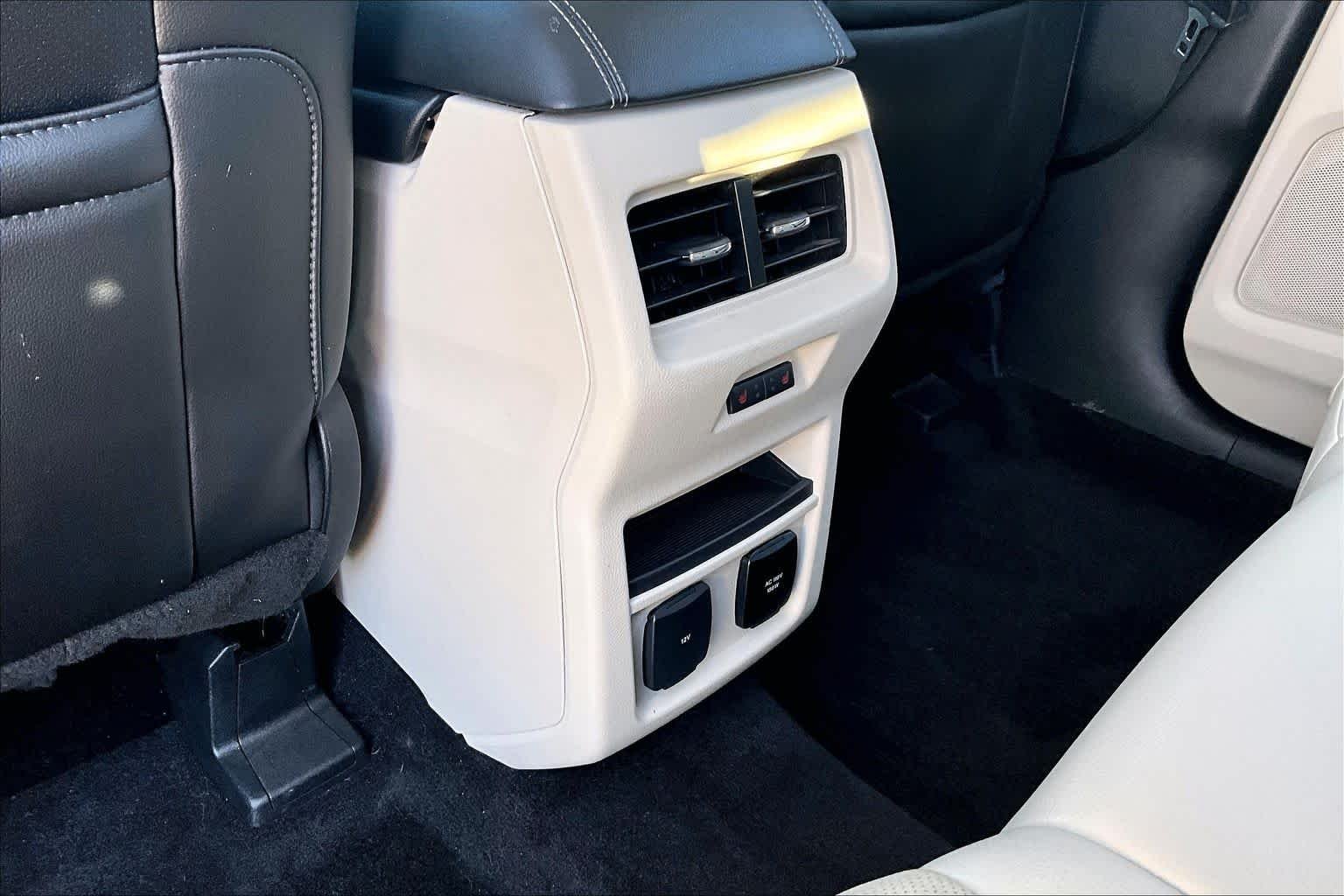 Used 2018 White Platinum Metallic Tri-Coat Ford Titanium image 33