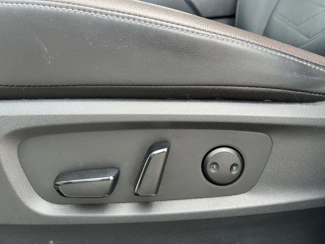 Used 2024 White Nissan Platinum image 29