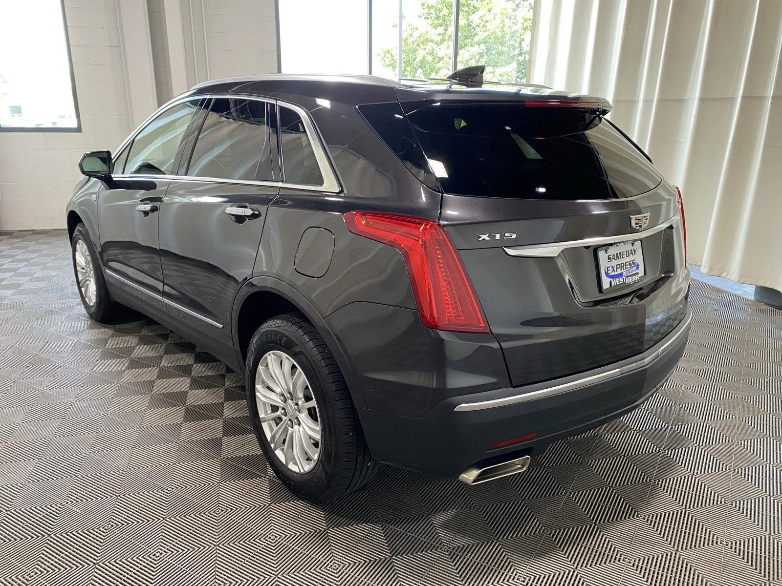 Used 2018 Dark Granite Metallic Cadillac FWD image 5