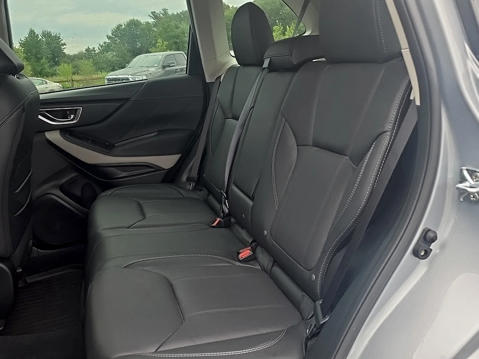 Used 2024 Ice Silver Metallic Subaru Limited image 8