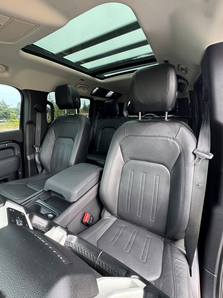 Used 2022 Santorini Black Metallic Land Rover SE image 38