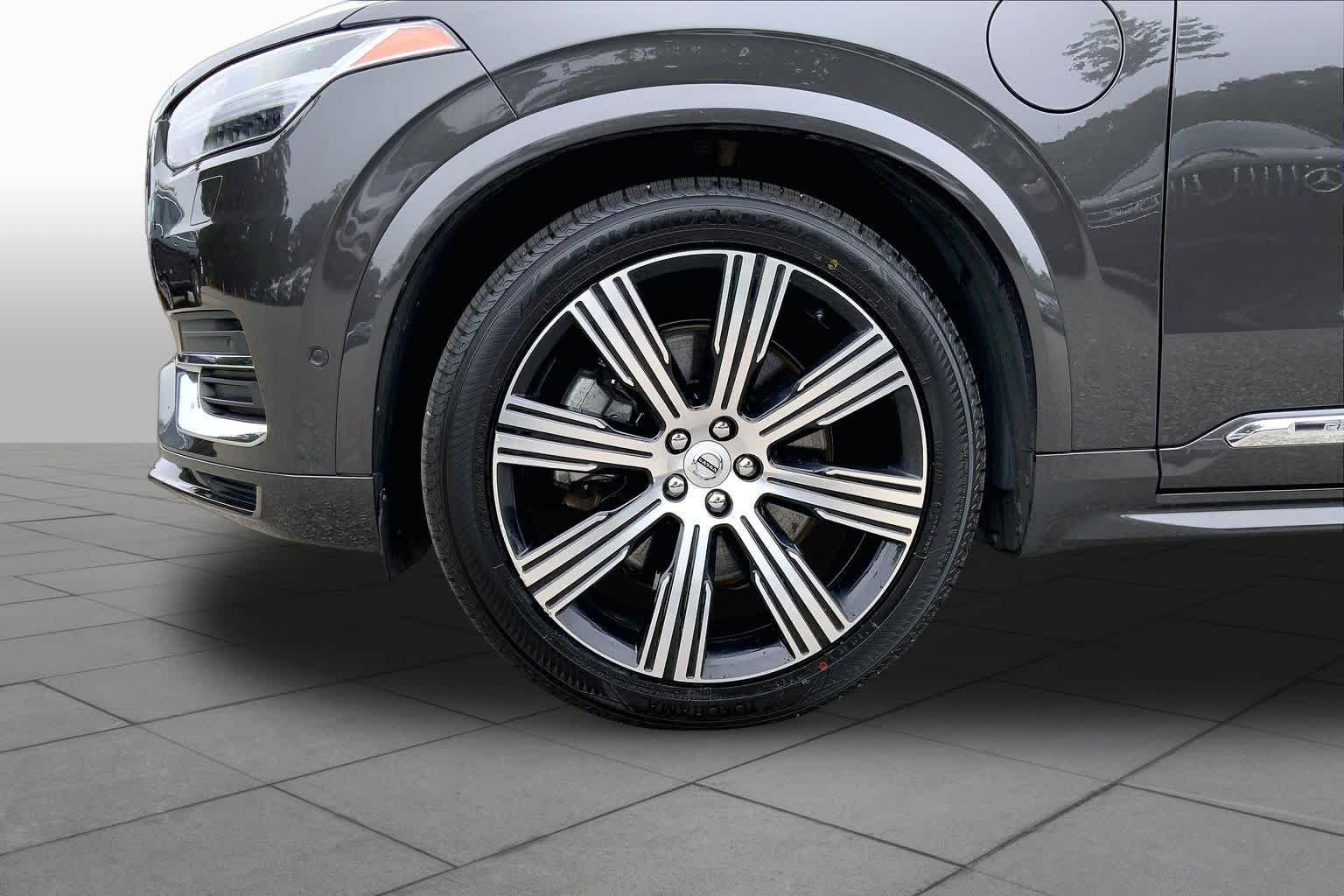 Used 2024 Onyx Black Metallic Volvo Ultimate Bright Theme image 11