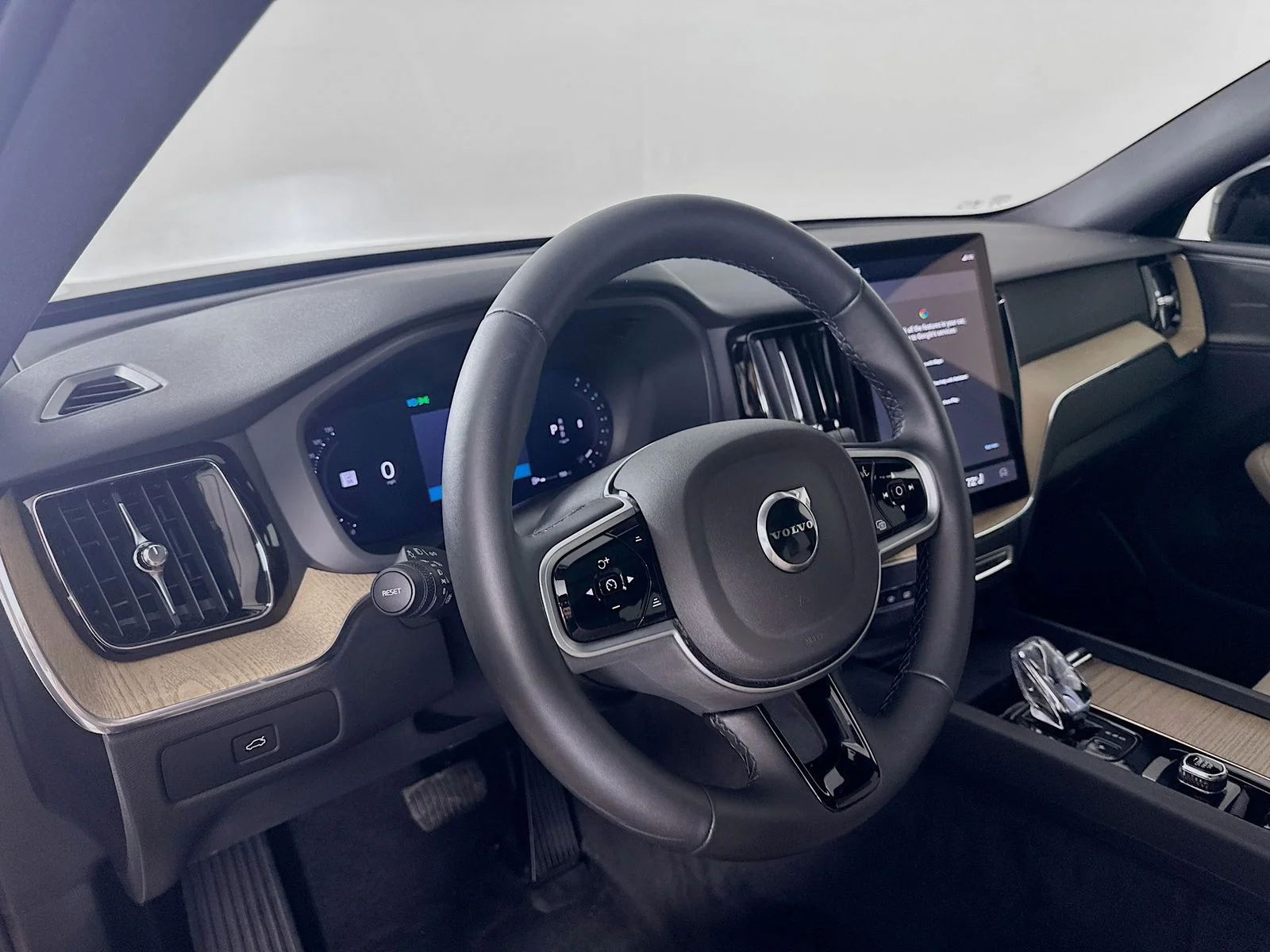 2026 Volvo XC60 Plus - Photo 32