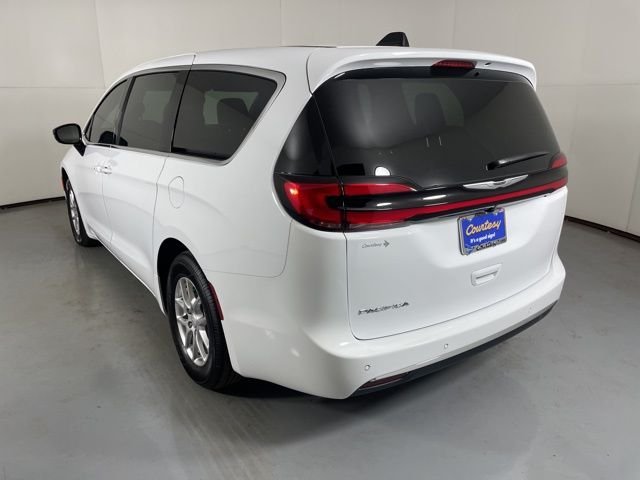 New 2026 Bright White Clear-Coat Exterior Paint Chrysler Select image 6