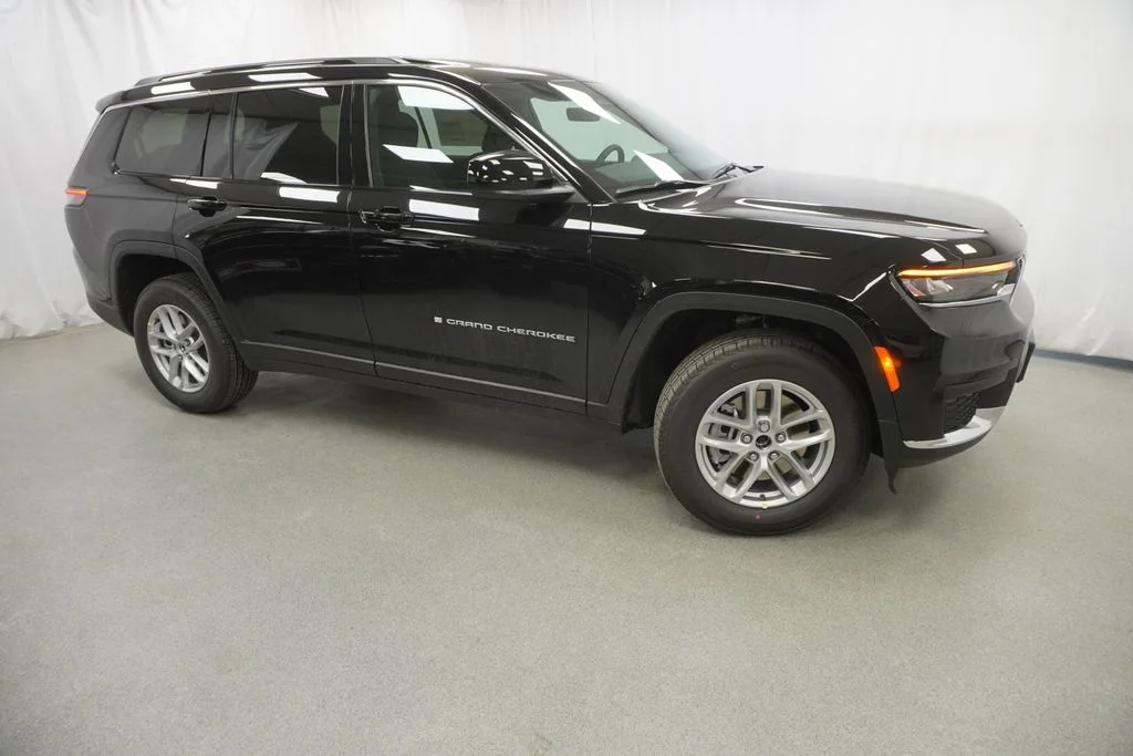 New 2026 Diamond Black Crystal Pearlcoat Jeep Laredo image 9