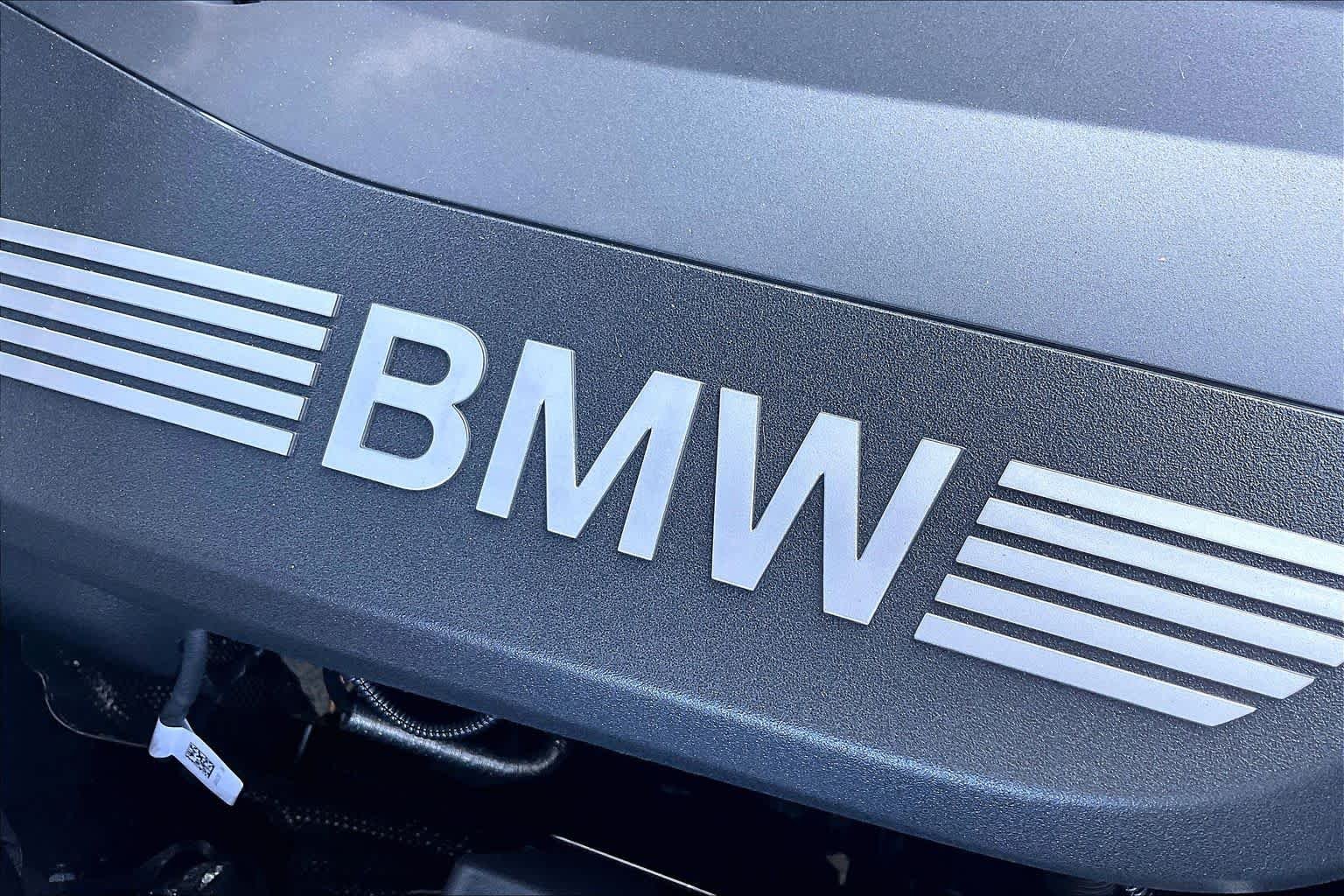 New 2026 Carbon Black Metallic BMW xDrive50e image 17
