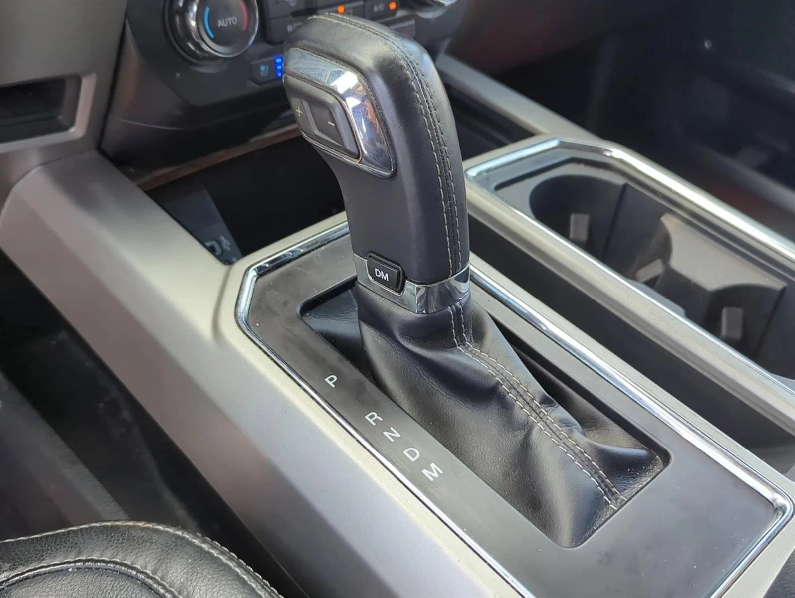 Used 2018 Magnetic Metallic Ford LARIAT image 19