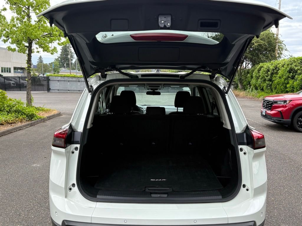 Used 2024 White Nissan S image 17